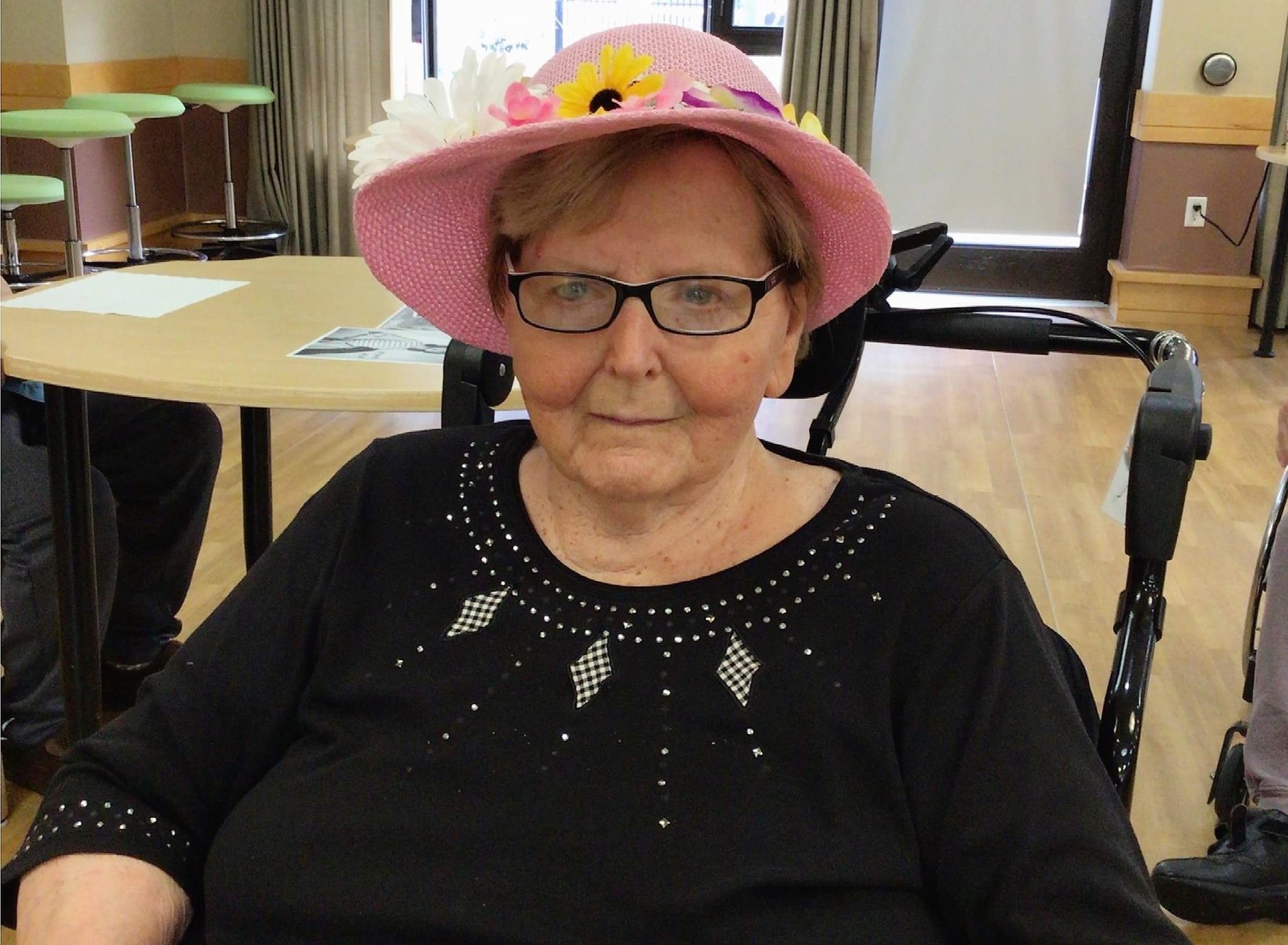 lois with hat